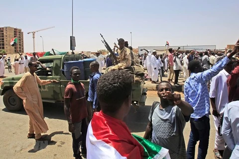 Собрание протестующих возле военного штаба в Хартуме, Судан, 3 мая 2019 года (Фото: AFP)