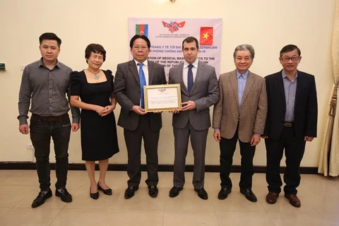 Председатель Ассоциации дружбы Вьетнам-Азербайджан Нгием Ву Хай (третий слева) символически вручает подарок послу Азербайджана (Фото: ВИА) 