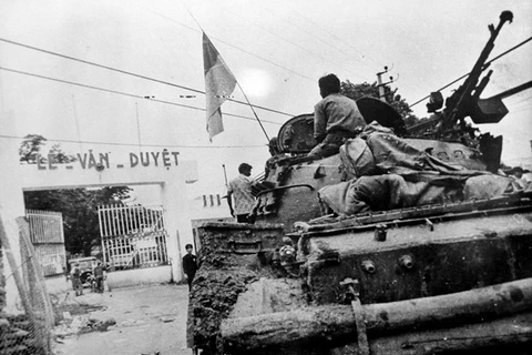 1-й танковый полк 9-й дивизии атаковал штаб особой зоны Сайгона 30 апреля 1975 года. (Фото: из архива ВИА)