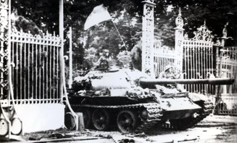 Один из первых танков Южной Освободительной армии вошел во Дворец Независимости, где скрывался марионеточный режим в Сайгоне 30 апреля 1975 года. Фото: Май Хыонг / ВИА