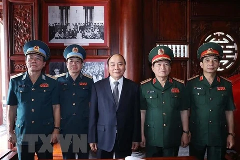 Премьер-министр Нгуен Суан Фук (третий слева) в Главном командовании ВВС и ПВО (Фото: ВИА) 