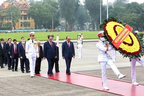 Руководители партии и государства отдали дань уважения президенту Хо Ши Мину у его мавзолея в Ханое 30 апреля (Источник: ВИА)