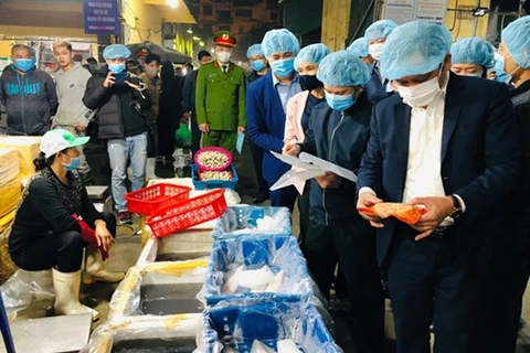 Инспекторы проверяют продукты в магазине морепродуктов на рынке Лонгбьен (Фото: hanoimoi.vn)