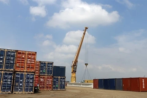 Грузовые контейнеры загружаются в порту Митой в южной провинции Аньзань (Фото: ВИА)