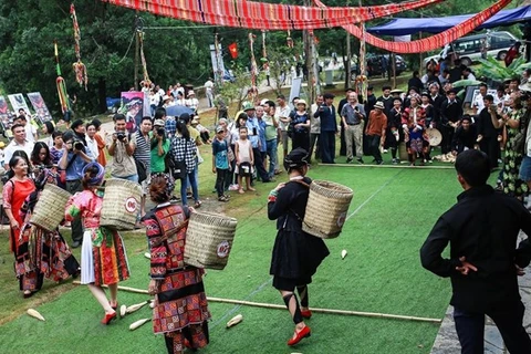 Традиционная игра народности Монг (Фото: ВИА)