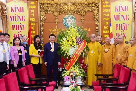 Секретарь Парткома города Ханоя Выонг Динь Хюэ 4 мая посетил Центральный комитет буддийской сангхи Вьетнама (VBS) и Исполнительный совет VBS Ханоя по случаю 2.564-го дня рождения Будды. (Фото: ВИА)