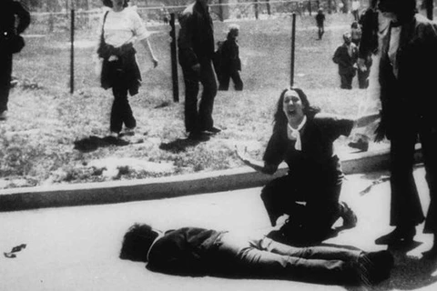 Студентка Кентского государственного университета кричит и размахивает руками, стоя на коленях у тела убитого студента (Фото: CNN)