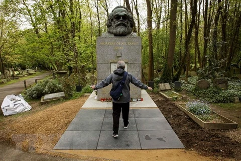 Люди посещают могилу Карла Маркса на кладбище Хайгейт в Лондоне, Англия. (Источник: Синьхоа / ВИА)