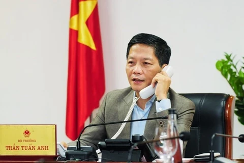 Министр промышленности и торговли Чан Туан Ань проводит телефонную беседу с Генеральным секретарем АСЕАН Лимом Джоком Хой (Фото: Министерство промышленности и торговли)