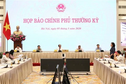 Министр, председатель Аппарата правительства Май Тиен Зунг и представители министерств и ведомств на пресс-конференции. (Фото: Зыонг Жанг / ВИА)