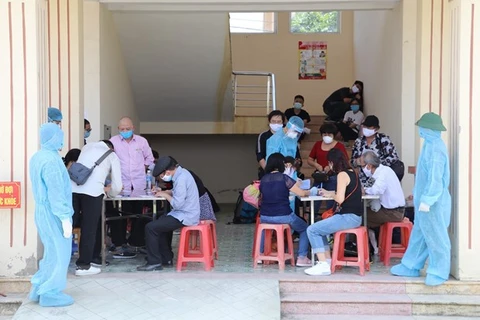 Вьетнамские граждане заполняют медицинские декларации в зоне концентрированного карантина. (Фото: ВИА