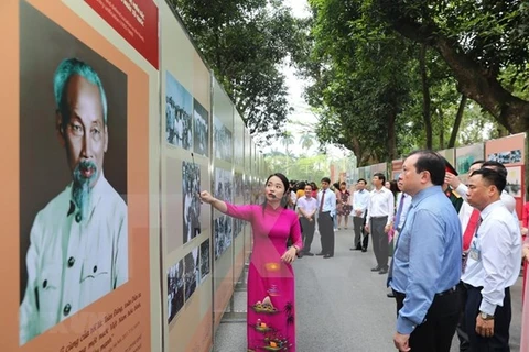 Фотовыставка проходит в музее президента Хо Ши Мина в Ханое в ознаменование 130-летия со дня рождения покойного президента. (Фото: ВНА)