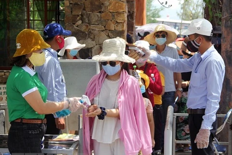 Предоставление дезинфекционных средств для рук туристам при посещении туристического места в провинции Фу-йен. (Фото: Суан Чиеу / ВИА)