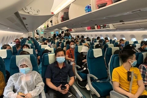 Вьетнамские граждан на рейсе Национальной авиакомпании Вьетнама. (Фото: ВИА)