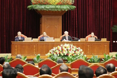 Генеральный секретарь ЦК КПВ и президент страны Нгуен Фу Чонг (второй справа) выступает на 12-м пленуме ЦК КПВ (Фото: ВИА)