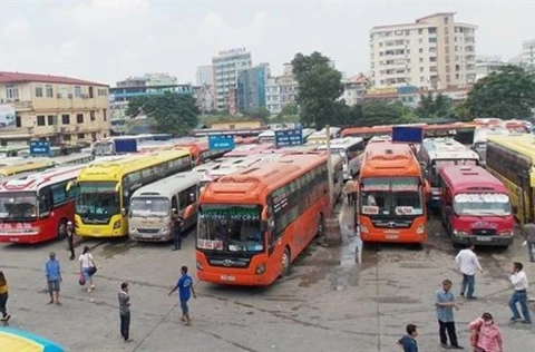 Автобусы на автовокзале в Ханое во время пандемии COVID-19 (Фото: tienphong.vn)