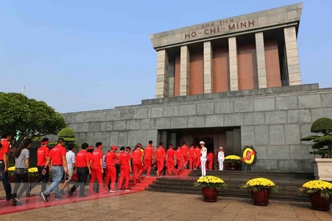 Народ посещает Мавзолей Хо Ши Мина. (Фото: Тхань Дат/ВИА)