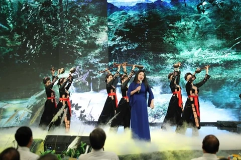 Артисты выступают на мероприятии “Хо Ши Мин - Путь желаний 2020” в Ханое 12 мая. (Фото: ВИА)