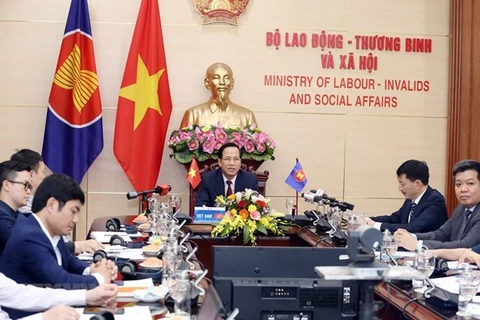 Министр труда, инвалидов войны и социального обеспечения Вьетнама Дао Нгок Зунг выступает на конференции. (Фото: ВИА)
