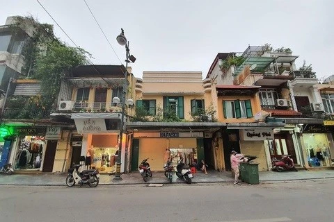 Владельцам собственности на улицах Хангнганг, Хангдао и Ханггай пришлось сократить арендную плату, чтобы привлечь арендаторов . (Фото dantri.com.vn)