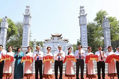 Премьер-министр Нгуен Суан Фук (шестой справа) перерезал ленточку на церемонии открытия храма, посвященного предкам президента Хо Ши Мина, в коммуне Кимлиен (округ Намдан, центральная провинция Нгеан). (Фото: ВИА)