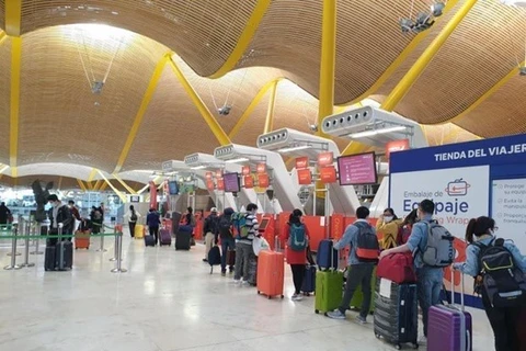 Вьетнамские пассажиры выстраиваются в очередь в международном аэропорту Мадрида Барахас в Испании, чтобы пройти необходимые процедуры перед посадкой на рейс домой. (Фото: ВИА)