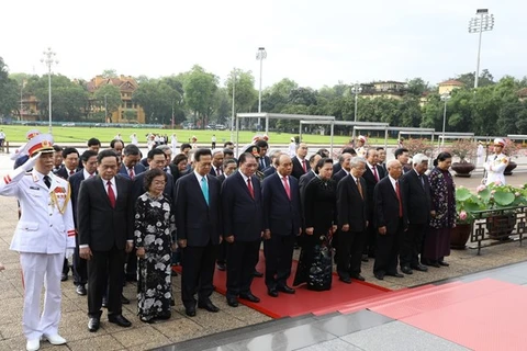 Руководители партии и правительства отдают дань уважения президенту Хо Ши Мину у мавзолея покойного руководителя 18 мая (фото: ВИА)