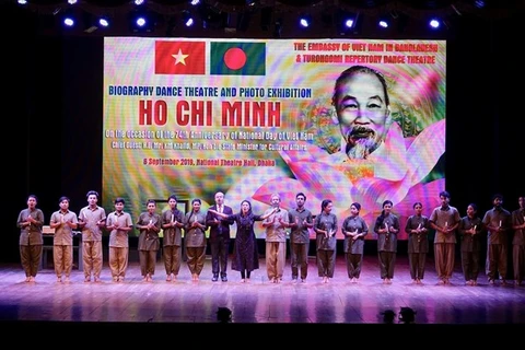 Бангладешские артисты в спектакле “Хо Ши Мин”, поставленном Пуджей Сенгуптой на сцене в Дакке в сентябре 2019 года (Фото: ВИА)
