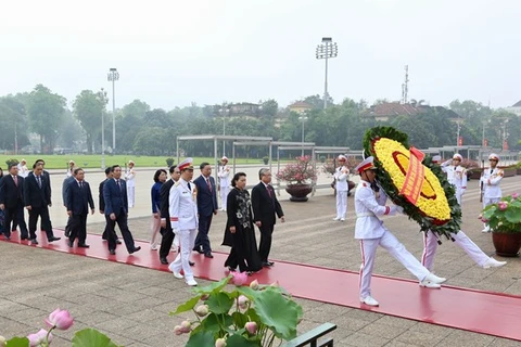 Делегация партийных и государственных лидеров и парламентариев отдает дань уважения покойному президенту Хо Ши Мину 19 мая (фото: ВИА)