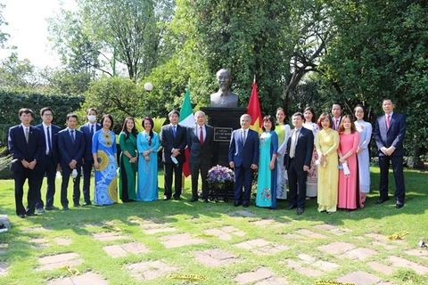 Статуя покойного президента Хо Ши Мина, установленная на территории посольства (Фото: ВИА)