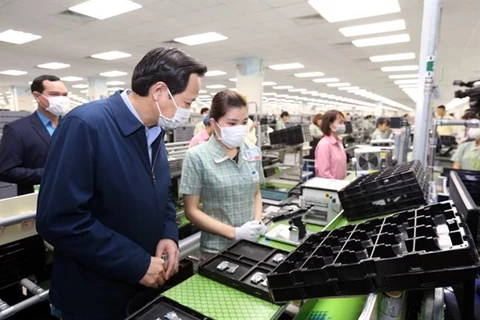 Министр труда, инвалидов и социальных дел Дао Нгок Дунг посетил завод Samsung Electronics во Вьетнаме в провинции Тхайнгуен в феврале, чтобы проверить меры по профилактике и борьбе с COVID-19 (Фото: ВИА)