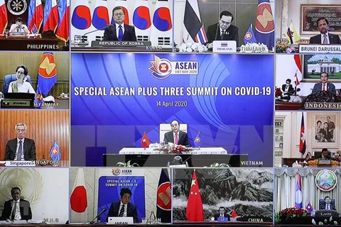Премьер-министр Нгуен Суан Фук председательствовал на Специальном саммите АСЕАН+3 по COVID-19. (Фото: ВИА)