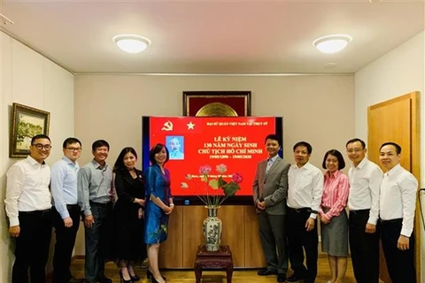 Посольство Вьетнама в Швейцарии 20 мая провело церемонию, на которой собрались местные представительства Вьетнама в ознаменование 130-летия со дня рождения президента Хо Ши Мина. (Фото: ВИА)