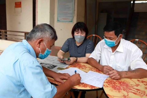 Выплата пособий пострадавшим от эпидемии COVID-19 людей. (Фото: Хоанг Хунг/ВИА)