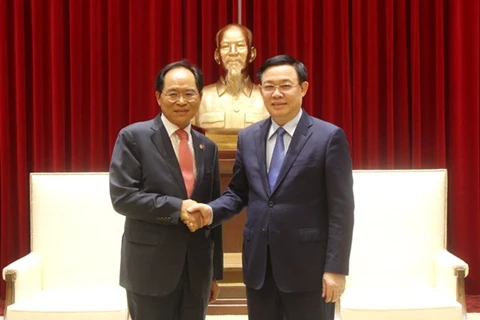 Секретарь парткома г.Ханоя Выонг Динь Хюэ (справа) принял посла РК во Вьетнаме Нохвана Пака (Источник: hanoi.gov.vn)