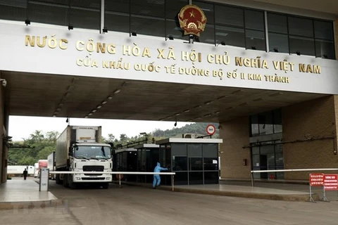Грузовик ожидает прохождения экспортных процедур у международных пограничных ворот Кимтхань № 2 в провинции Лаокай, которая граничит с Китаем. (Фото: ВИА)