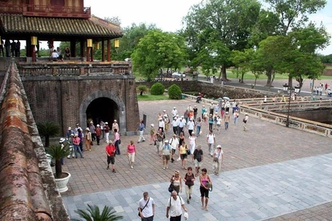 Туристы в Тхыатхиен-Хюэ. (Фото: ВИА)