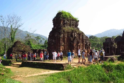 Туристы начали посешать Мировое культурное наследие Мишон. (Фото: Хыу Чунг /ВИА)