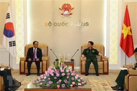 Министр обороны генерал Нго Суан Лить (справа) принял посла Республики Корея (РК) Но Ван Пака (Фото: ВИА)