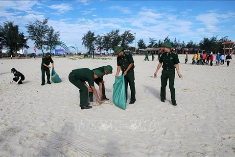 Солдаты, молодежь и местные жители в районе Жолинь провинции Куангчи собирают мусор на пляже Кыавьет. (Фото: ВИА)