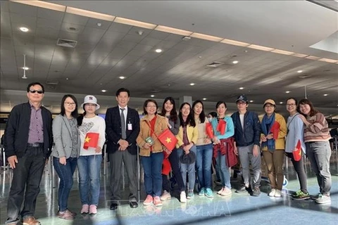 Посол Вьетнама в Новой Зеландии Та Ван Тхонг (четвертый слева) и граждане Вьетнама в аэропорту Окленда (Фото: ВИА
