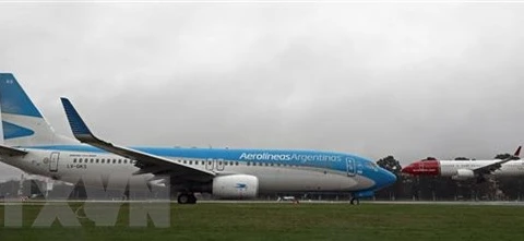 Самолет авиакомпании Aerolineas Argentinas на взлетно-посадочной полосе в аэропорту имени Хорхе Ньюбери в Буэнос-Айресе, Аргентина. (Фото: AFP / ВИА)