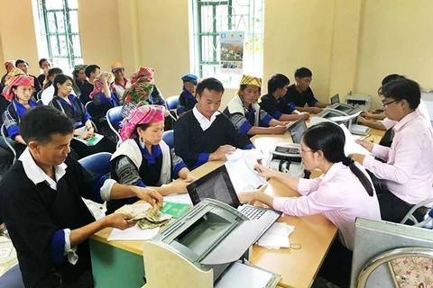 Этнические меньшинства получают льготные кредиты в отделении Банка социальной политики Вьетнама. (Фото: ВИА)
