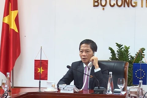 Министр промышленности и торговли Чан Туан Ань беседует по телефону с комиссаром ЕС по торговле Филом Хоганом 8 июня (Фото: ВИА)