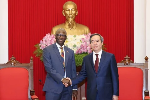 Директор Всемирного банка (ВБ) во Вьетнаме Усман Диона (слева) и член Политбюро и Заведующий Отделом ЦК КПВ по экономическим вопросам Нгуен Ван Бинь. (Фото: ВИА)