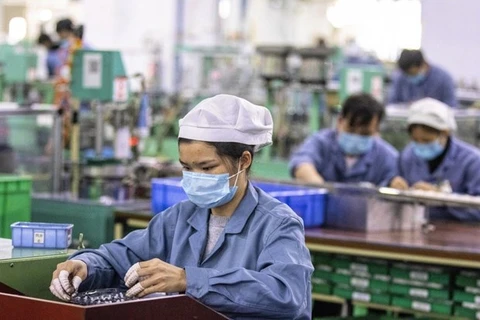 Рабочие на заводе во Вьетнаме. (Фото: EPA)
