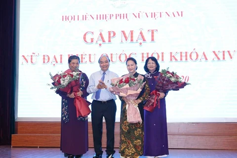 Премьер-министр Нгуен Суан Фук и председатель Национального собрания (НС) Нгуен Тхи Ким Нган (вторая справа) на встречею. (Фото: ВИА)