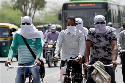 Индийцы носят защитные маски в борьбе с COVID-19, когда они передвигаются по улицам в Нью-Дели 27 мая 2020 года. (Фото: АНИ/ВИА)