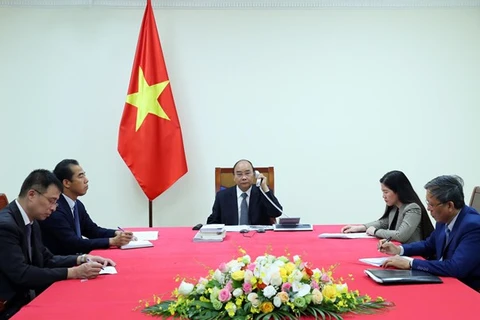 Премьер-министр Нгуен Суан Фук (в центре) проводит телефонные переговоры со своим французским коллегой Эдуардом Филиппом 11 июня. (фото: ВИА)