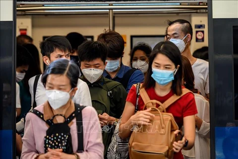 Пассажиры носят маски для предотвращения заражения коронавирусом на поезде в Бангкоке, Таиланд, 27 января 2020 года. (Фото: AFP/ВИА)